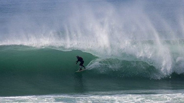 Водолази издирват сърфист в морето край Ахелой