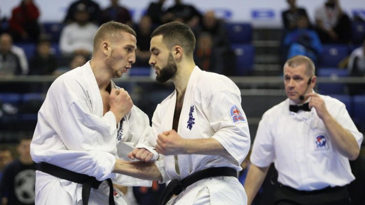 КРИСТИЯН ДОЙЧЕВ (ВЛЯВО) ИГРА ФИНАЛ на световното по киокушин в Казахстан.