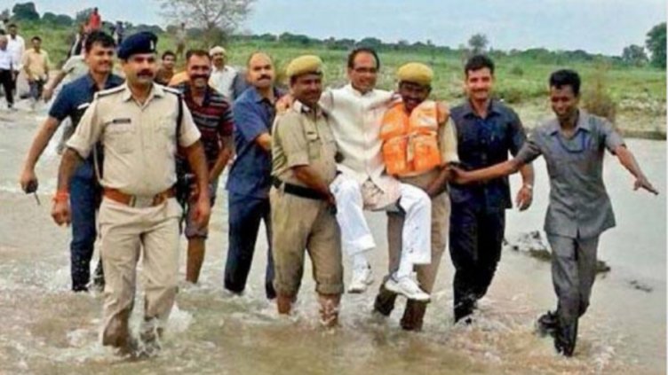 Политик стана за смях - носиха го на ръце през наводнени райони