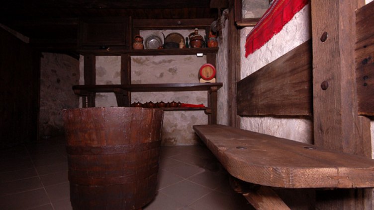 Баба се задуши от пари на младо вино в Лом