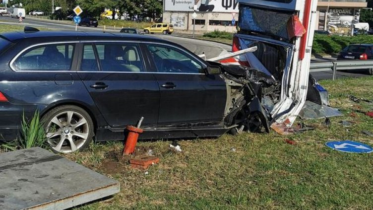 Солидно почерпена шофьорка предизвика наводнение на кръгово кръстовище