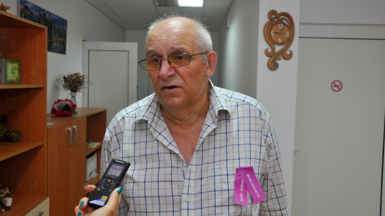 Председателят на синдикалната организация на КНСБ при Дирекция за социално подпомагане Варна Владимир Бучков с розовата лентичка „Аз протестирам“, която трябваше да носят служители в цялата страна. Снимка Пламен Гутинов.