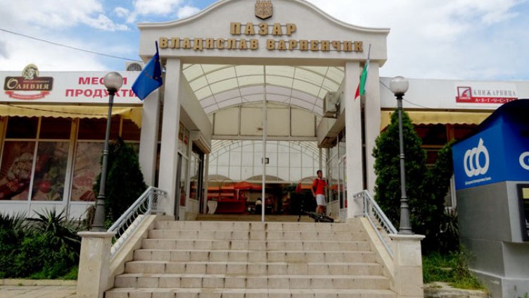 Спипаха тийн, обрал няколко павилиона на пазара във "Владиславово"