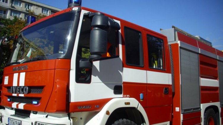 4 пожарни гасиха пламъци в жилище във Варна