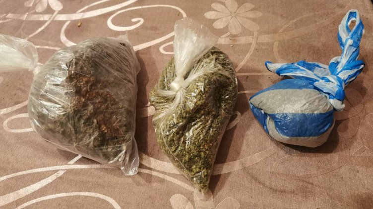 Полицията във Варна откри много дрога и пари в 2 жилища