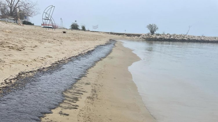 Проверяват 9 кораба за мазута на плажа във Варна