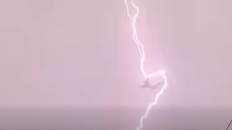 Вижте ВИДЕО с момента, в който мълния удря самолет край Варна
