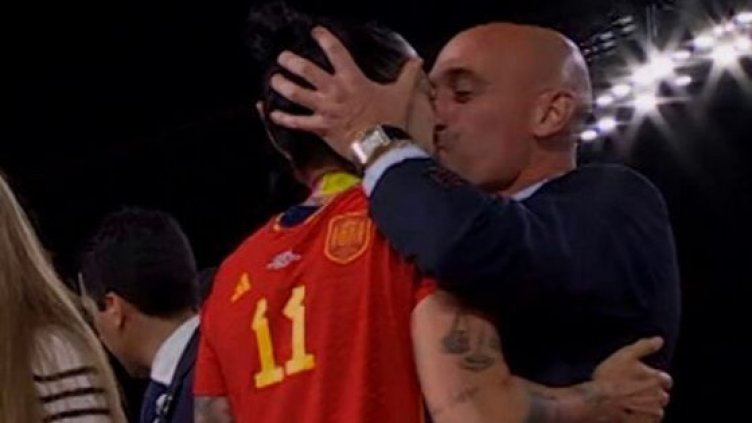 Целувката в устата предизвика протести и бойкот в Испания