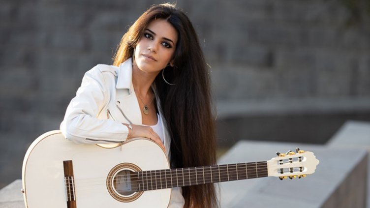 Хубавата Елена от Ереван идва за концерт във Варна