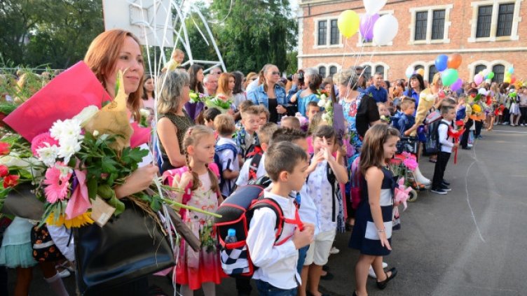 С мерки, но без маски и тестове стартира учебната година