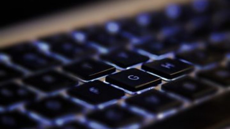 Близо 90% от случаите на трафик на хора стават чрез интернет