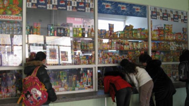 В училищните лавки сиренето и шоколадът са с палма