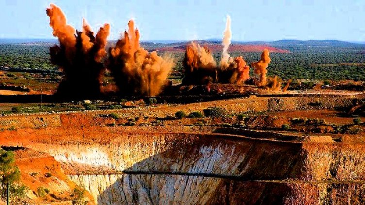 Спасиха 11 миньори, блокирани под земята
