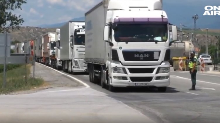 На "Кулата" все по-страшно, а чакането все по-дълго. Шофьори беснеят!