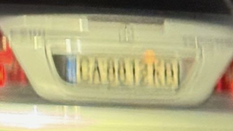 Агресивен водач лети с "Мерцедес" на Народното събрание и избутва коли от пътя	