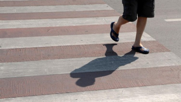 Такси блъсна възрастна жена на "зебра"