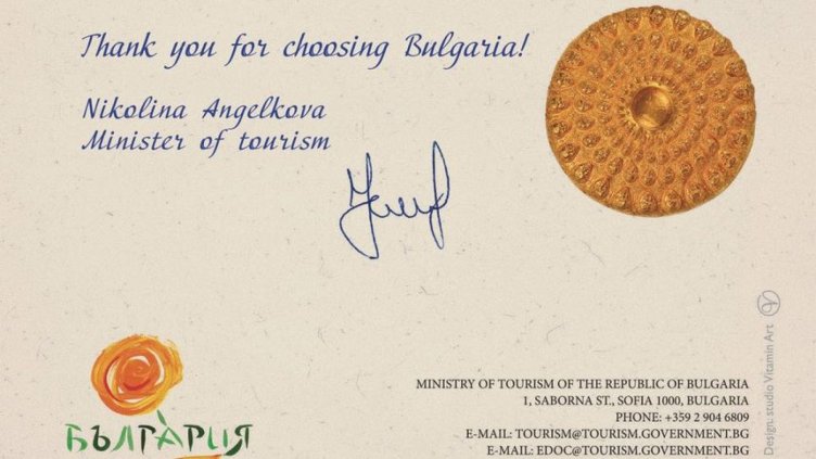 Министър Ангелкова праща картички на 400 хил. избрали да почиват в България 