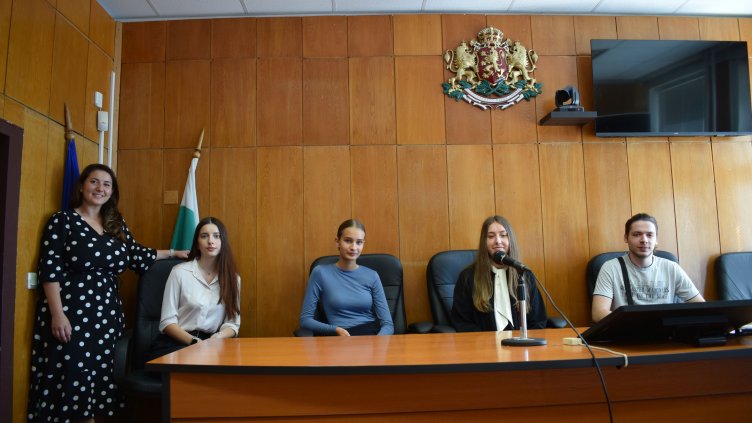 30 ученици влязоха в Окръжен съд-Варна