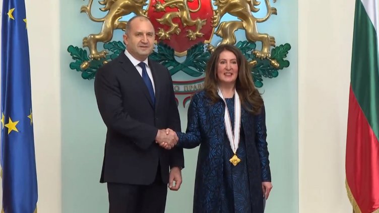 На изпроводяк: Президентът закичи Херо Мустафа с орден „Мадарски конник“