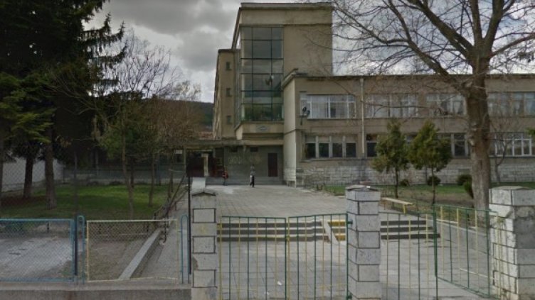 Осъдиха учителка за шамари и бой с пръчка