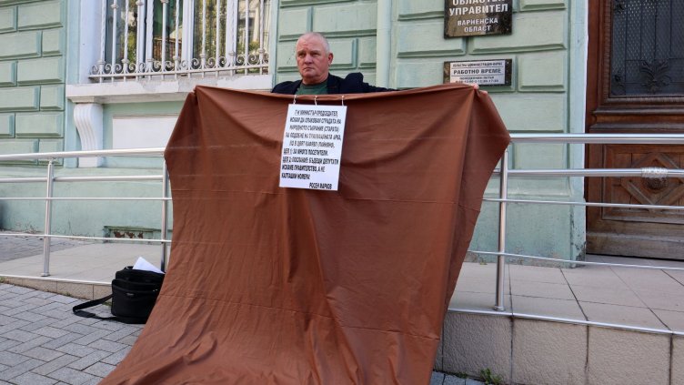 По примера на Кристо: Варненски зезек ще опакова Народното събрание