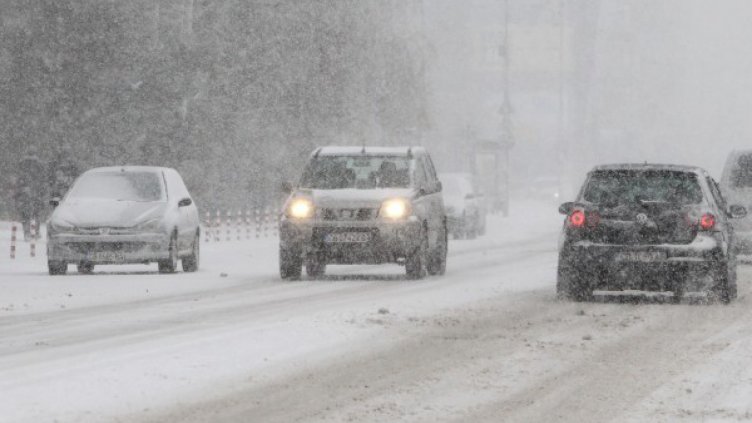 Сложна зимна обстановка в страната, МВР съветва да не пътуваме