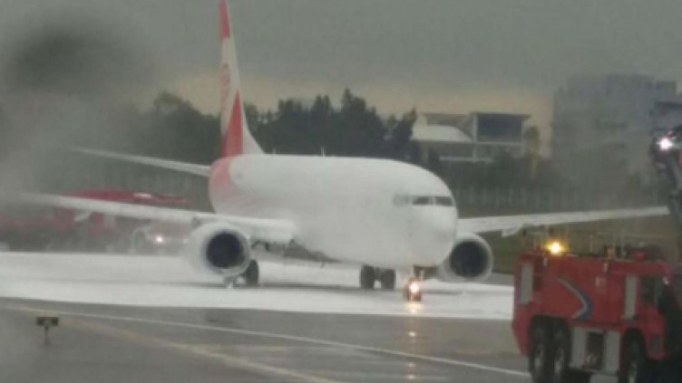 Пожарникари объркаха самолет, на който възникна пожар