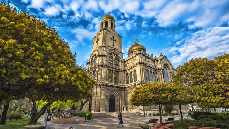 Дезинфекцират православните храмове във Варна за празниците