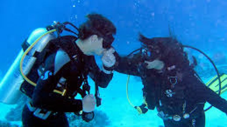 Испанци се венчаха под водата