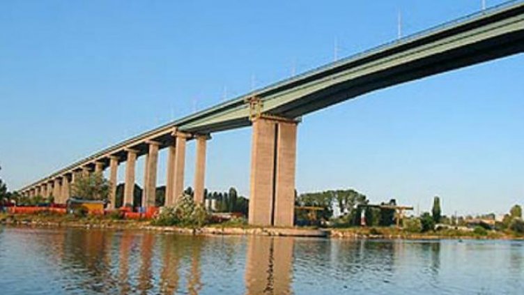 Полицаи спасиха 37-годишен варненец, тръгнал да скача от Аспаруховия мост