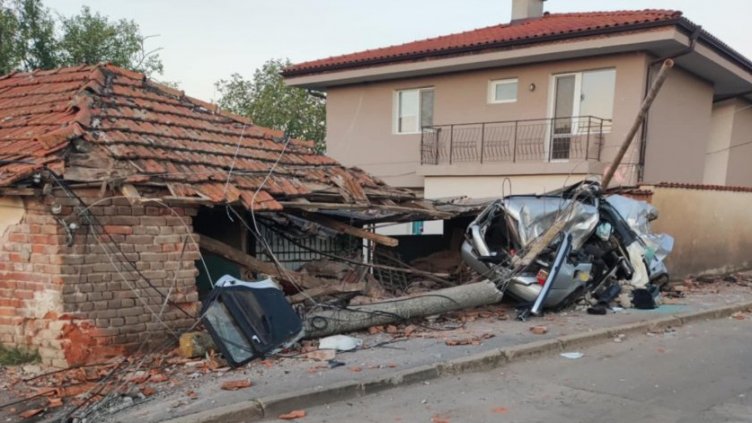 21-годишен шофьор се заби в къща