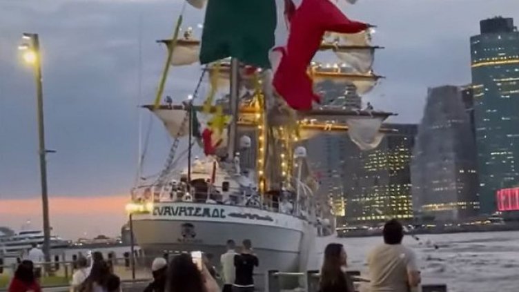 Mексикански военен кораб се заби в Бруклинския мост