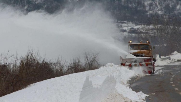 Над 1000 снегорина чистят пътищата на България