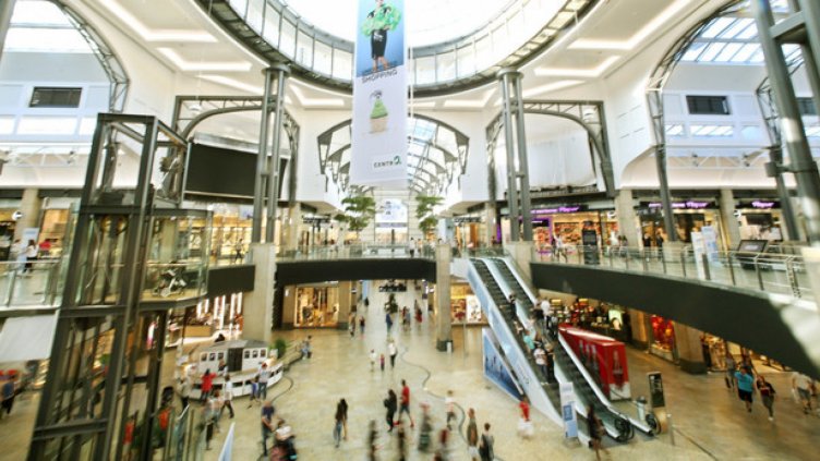 Хванаха 17-годишен да краде дрехи от магазин в Пловдив