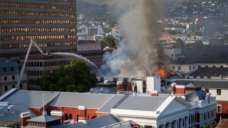 Пожар опустоши парламента в Кейптаун