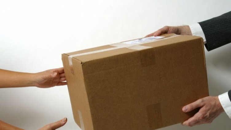 Деветокласник опита да прати канабис по куриер