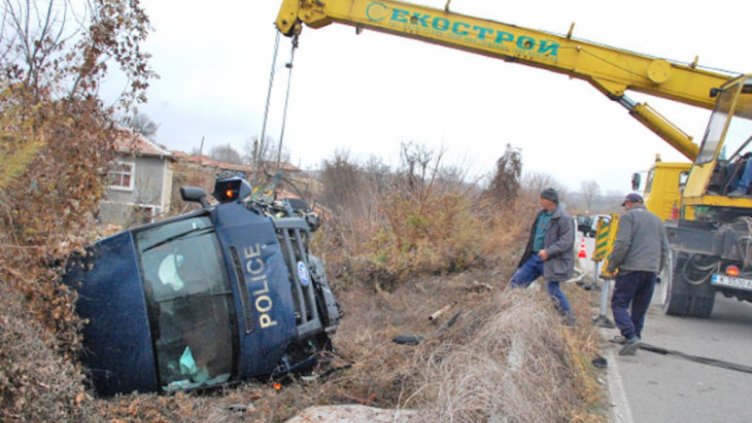 Полицейски микробус, превозващ мигранти от Харманли, катастрофира