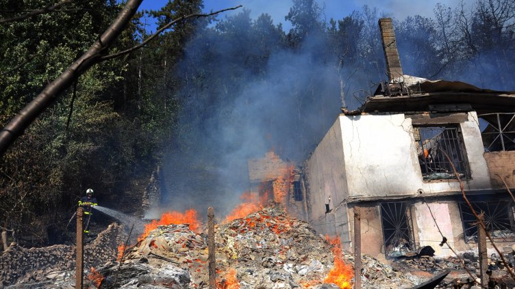 Гори къща с лозе над кв. “Възраждане” (СНИМКИ)