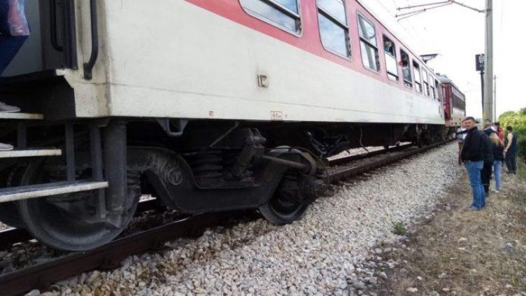 Влак за Варна дерайлира