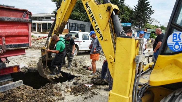 Хиляди без вода заради пробит водопровод