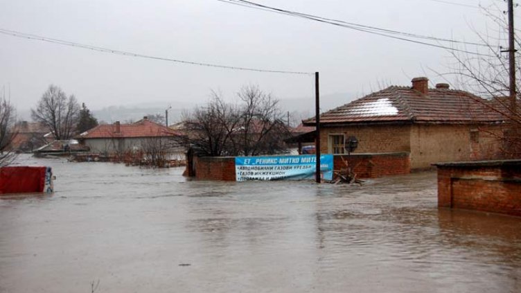 Евакуираха хора от село Бисер заради дъждовете