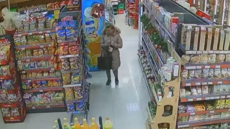 Бургазлийка прибра бутилка уиски в чантата, от магазина я изтипосаха в нета 