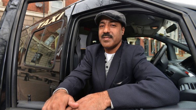 Шофьор на такси върна чанта с 10 000 паунда