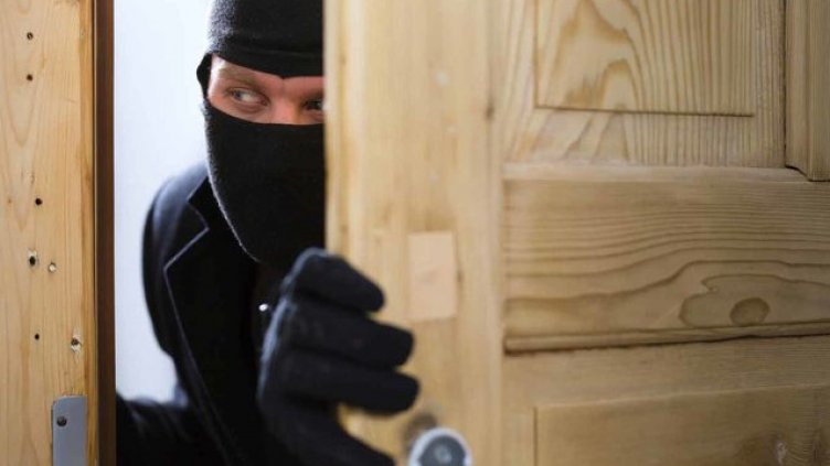 Трима непълнолетни откраднаха храни и 500 лв. от магазин в с. Бозвелийско