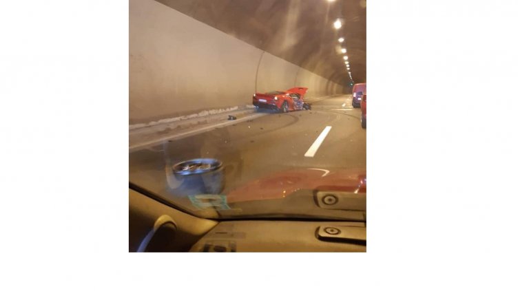 Скъпо "Ферари" за скрап – размаза се след сблъсък с джип на "Струма"