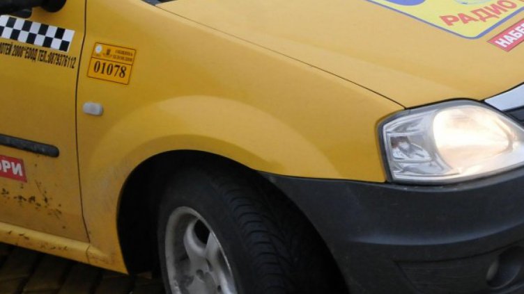 Шофьорът зарежда гориво, а клиентите... свиват таксито