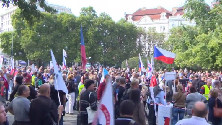 Гневни граждани протестираха срещу мигрантите в Гърция и Чехия 