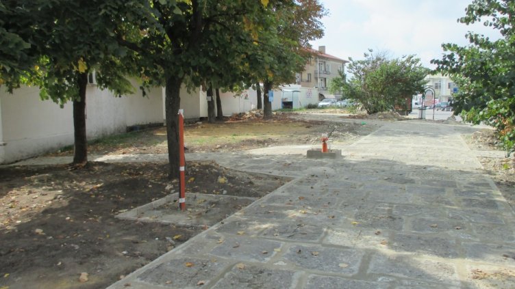Облагородяват градинката на &bdquo;Виница&ldquo;