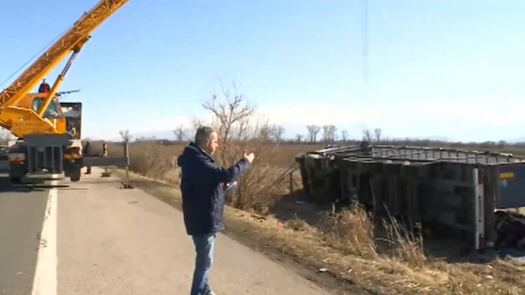 Ограничение на "Тракия": Изтеглят катастрофирал камион (ВИДЕО)