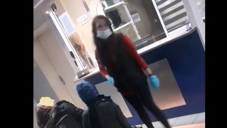 Сербезова погна рецепционистката от Спешното с починалата на входа жена